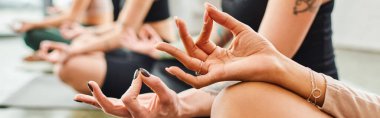 Çok kültürlü kadın arkadaş grubunun spor salonunda yoga dersi sırasında Gyan Mudra jesti ile meditasyon yapması, uyum ve sağIık kavramı, afiş.