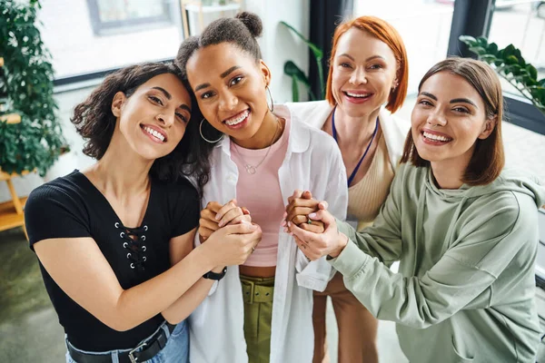Vörös Hajú Motivációs Edző Gondtalan Multikulturális Női Barátok Fogják Egymás — Stock Fotó