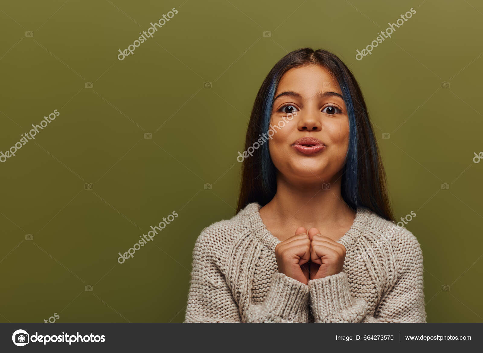 Garota Pré Adolescente Elegante Excitado Com Cabelo Tingido Suéter Malha —  Foto © HayDmitriy #664273570