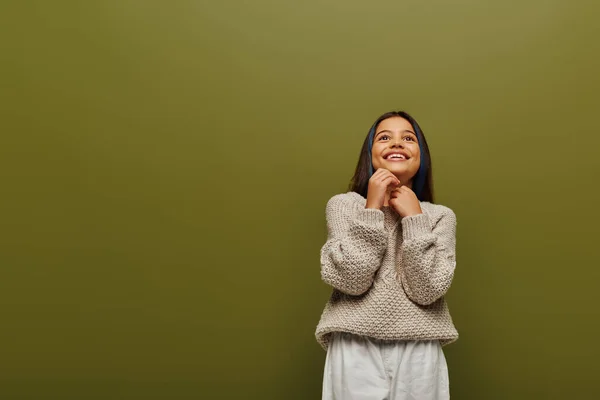 Fată Preadolescentă Visătoare Zâmbitoare Păr Vopsit Pulover Tricotat Elegant Uitându — Fotografie, imagine de stoc