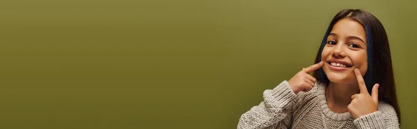 Gülümseyen Boyalı Saçlı Örgü Örmüş Süveter Giyen Ağzı Parmaklarıyla Gösteren — Stok fotoğraf