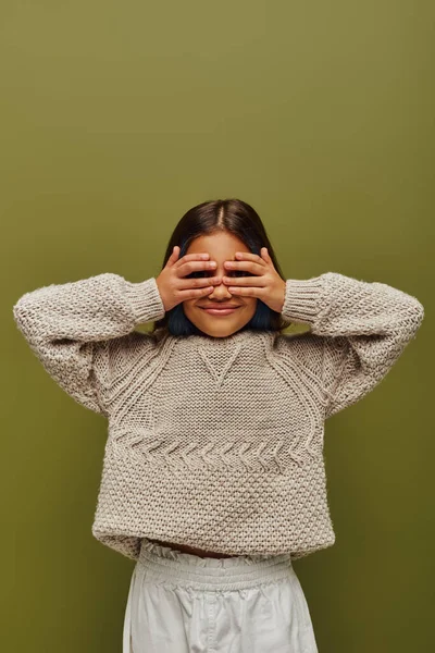 Uśmiechnięta Nastolatka Kolorowymi Włosami Nosząca Stylowy Sweter Dzianiny Zakrywająca Twarz — Zdjęcie stockowe
