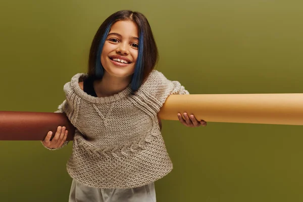 Niño Preadolescente Positivo Con Pelo Teñido Que Usa Suéter Punto — Foto de Stock
