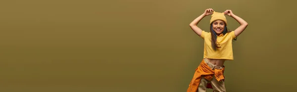 Усміхнений Модний Дев Ятнадцятирічний Хлопець Кольоровим Волоссям Міському Вбранні Дивиться — стокове фото