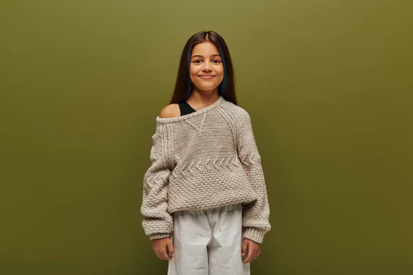 Portret Pozytywnej Nastolatki Kolorowymi Włosami Ubranej Letni Sweter Dzianiny Patrzącej — Zdjęcie stockowe