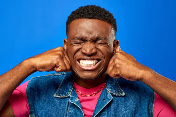 Arg Ung Afrikansk Amerikansk Man Med Modern Frisyr Bär Sommar — Stockfoto