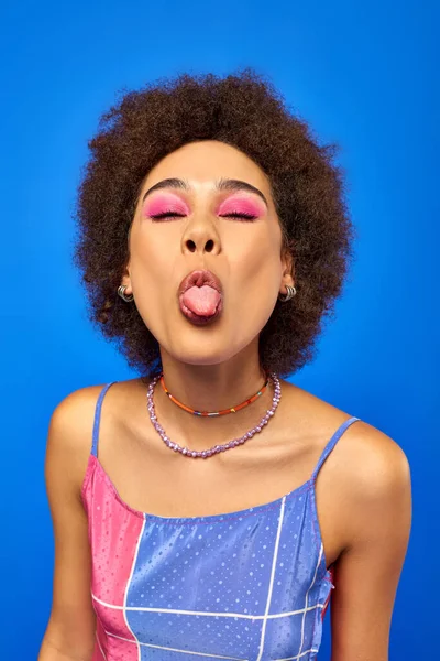 Retrato Mujer Afroamericana Joven Elegante Con Maquillaje Audaz Que Lleva — Foto de Stock