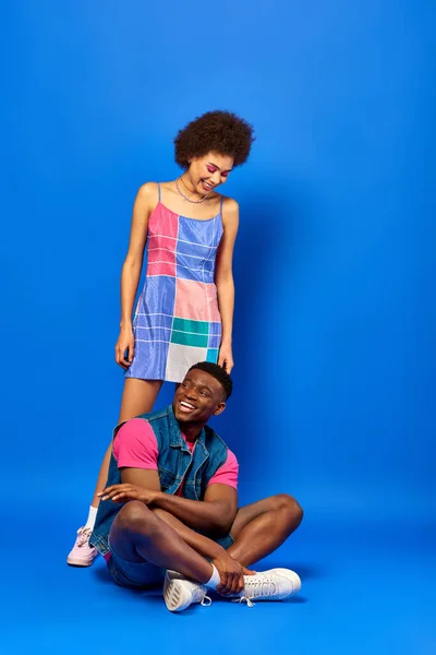 Yazlık Kıyafetli Neşeli Afro Amerikalı Bir Adam Mavi Arka Planda — Stok fotoğraf
