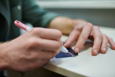 Baskı stüdyosunda baskı katmanıyla çalışan genç bulanık bir zanaatçının küçük işletme sahibi proje üzerinde çalışıyor, kapanıyor, yaratıcı süreç, iş akışı 