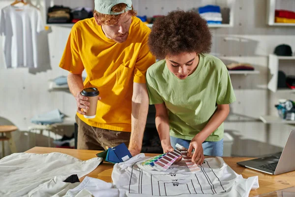 Joven Diseñador Afroamericano Sosteniendo Muestras Color Cerca Ropa Mientras Trabaja — Foto de Stock