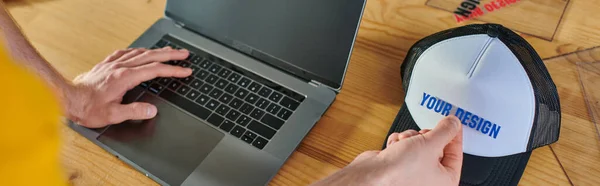Visão Alto Ângulo Jovem Artesão Usando Laptop Com Tela Branco — Fotografia de Stock