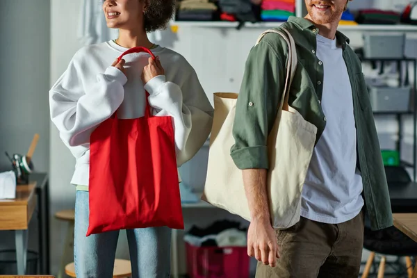 Vista Recortada Joven Positiva Artesana Afroamericana Sosteniendo Bolso Pie Cerca — Foto de Stock