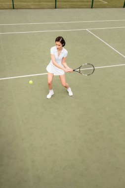 Ters vuruş, aktif kadın oyuncunun genel görünümü tenis, raket ve top oynamak, hobi