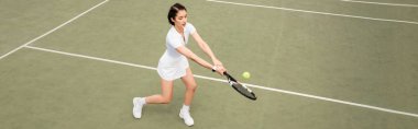 afiş, forehand, etkin kadın oyuncunun genel görünümü tenis, raket ve top oynarken giyiliyor