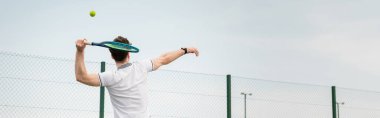 Pankart, backhand, adam kortta tenis oynuyor, raket tutuyor, topa vuruyor, backhand, backview