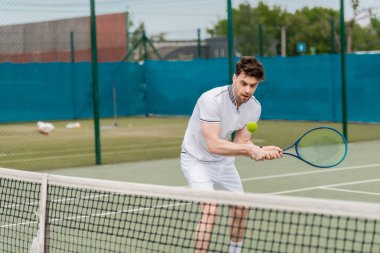 Sahada tenis oynayan yakışıklı adam, yaz hobisi ve spor, motivasyon, sporcu.