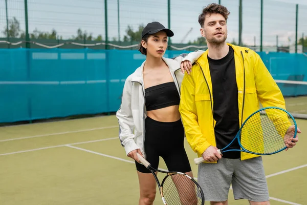 Spor Şık Bir Çift Tenis Raketleriyle Sahada Duruyorlar Kadın Erkek — Stok fotoğraf