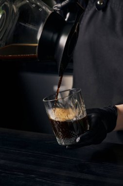 Alternatif demleme yöntemi, kahve bardağından bardağa taze ve lezzetli espresso dökmek.