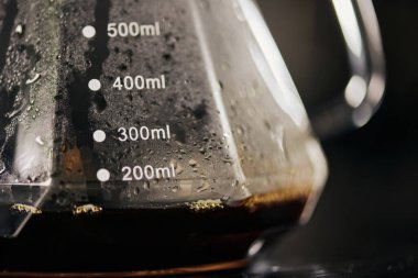 ... ölçü ve damlama metoduyla cam kahve demliğinde yeni demlenmiş siyah espresso manzarasını kapatın.