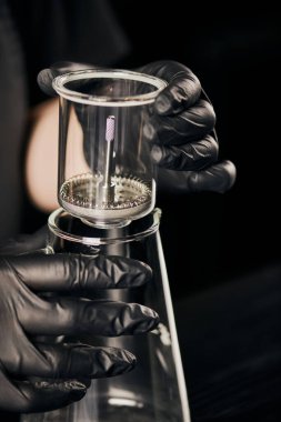 Siyah lateks camlı barista sifon kahve makinası ve kahve makinesinde cam demlik yapıyor.
