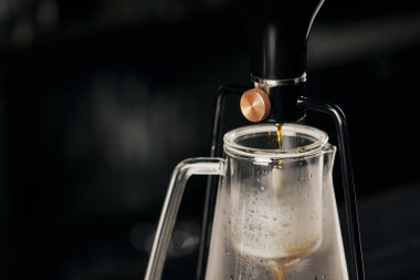 Kahve dükkanı, sifon kahve makinesi, taze demlenmiş espresso damlayan cam kahve demliği.