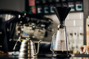 Modern kafede espresso hazırlamak için modern sifon kahve makinesi ve metalik damlalar.