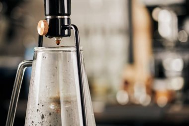 Kahve dükkanında espresso yapmak için cam kahve makinesiyle modern sifon kahve makinesi.