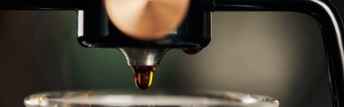 Sifon kahve makinesinden damlayan aromatik espresso 'nun yakın görüntüsü, bulanık önplan, pankart