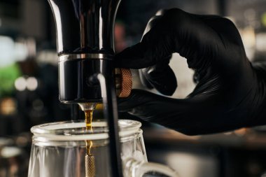 Kahve makinesini düzenleyen baristanın yakın görüntüsü, alternatif espresso demleme yöntemi 