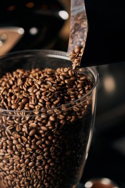 Kahve dükkanı, aromatik ve espresso hazırlamak için kavrulmuş kahve çekirdeği.