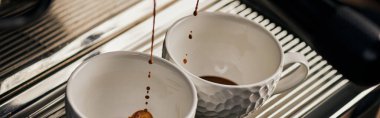 Kahve çıkarma, sıcak içecek, fincanlara damlayan espresso, profesyonel kahve makinesi, afiş.