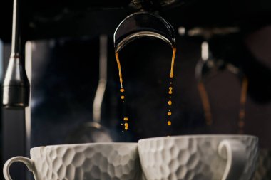 Kahve çıkarımı, damlalar, sıcak içecek, fincanlara damlayan espresso, profesyonel kahve makinesi. 