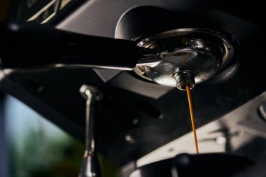 Kahve çıkarma, sade kahve, fincana damlayan espresso, profesyonel kahve makinesi, kafe. 