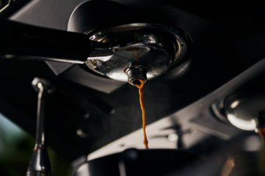 Kahve çıkarma, sade kahve, fincana damlayan sıcak espresso, profesyonel kahve makinesi. 