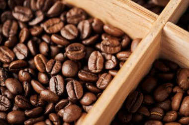 Kahve çekirdekleri ahşap kutuda, koyu ve orta pişmiş, kafein ve enerji, kahve arkaplanı, Arabika 