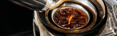 Sade kahve, çıkartma, fincana damlayan sıcak espresso, profesyonel kahve makinesi, afiş.