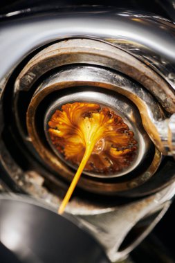 Yakın çekim, kahve çıkarma, fincana damlayan sıcak espresso, profesyonel kahve makinesi. 