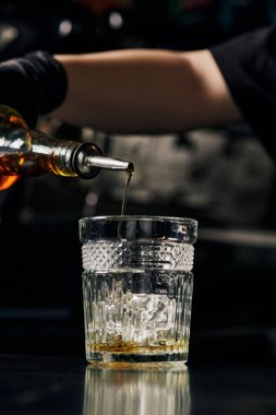 Buzlu bardak, barista buzlu karamel latte, şurup, yaz içeceği, lezzetli.