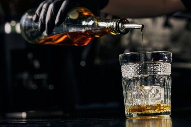 Buzlu bardak, barista buzlu karamel latte, şerbet, soğuk yaz içeceği, lezzetli.
