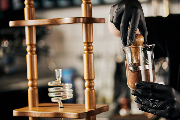 частичный вид бариста приготовления эспрессо и прессования кофе с вмешательством в холодного варить кофеварка