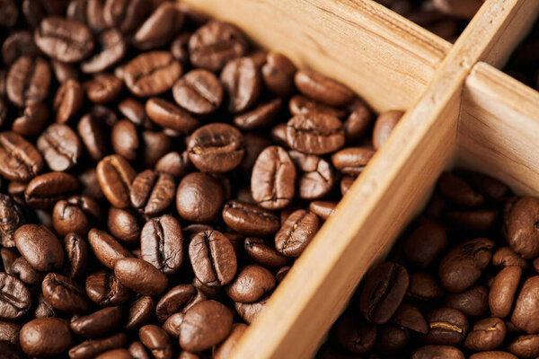 Кофейные зерна в деревянной коробке, темное и среднее жаркое, кофеин и энергия, кофейный фон, Арабика 