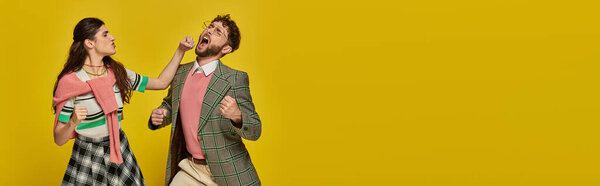 драка, брюнетка, толкающая мужчину на желтом рюкзаке, напряжение, конфликт, конфронтация, баннер