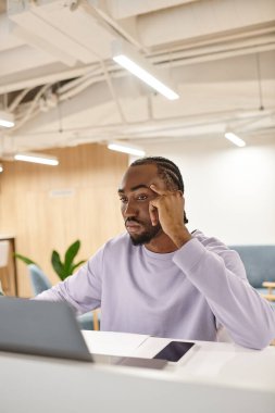 Odaklanmış Afro-Amerikan adam dizüstü bilgisayar kullanıyor, başlangıç projesi üzerinde çalışıyor, fikirler, yaratıcılık, beyin fırtınası