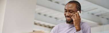 Mutlu Afro-Amerikalı adam akıllı telefondan konuşuyor, planlama, başlangıç, telefon görüşmesi, ofis, pankart