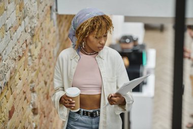 Afro-Amerikan kadın elinde kağıt bardak, kahve ve doküman, başlangıç projesi, birlikte çalışma