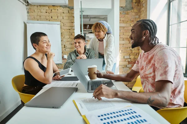Happy Interracial Business People Planning Chatting Office Gadgets Trends Startup — Stock Photo, Image
