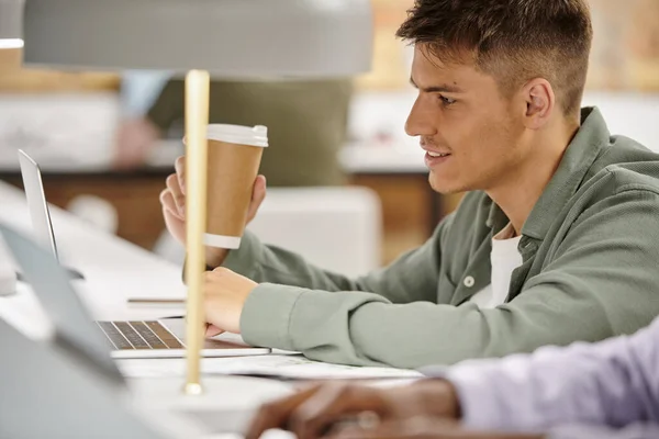 Szczęśliwy Człowiek Trzymając Kawę Iść Pomocą Laptopa Środowisko Biurowe Współpracowników — Zdjęcie stockowe