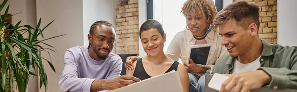 Equipo Interracial Feliz Celebración Gadgets Mirando Proyecto Inicio Compartir Ideas — Foto de Stock