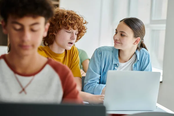 Estudante Ruivo Conversando Com Colega Alegre Usando Laptop Juntos Durante — Fotografia de Stock