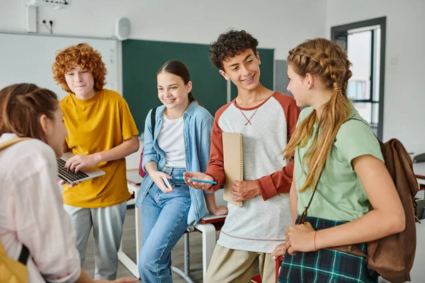 Adolescentes Felizes Conversando Sala Aula Volta Escola Colegas Comunicando Durante — Fotografia de Stock